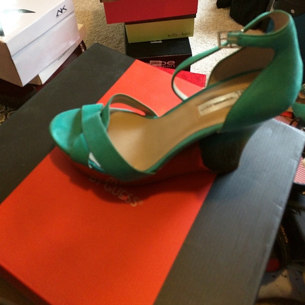 Like new Green wedge sandals